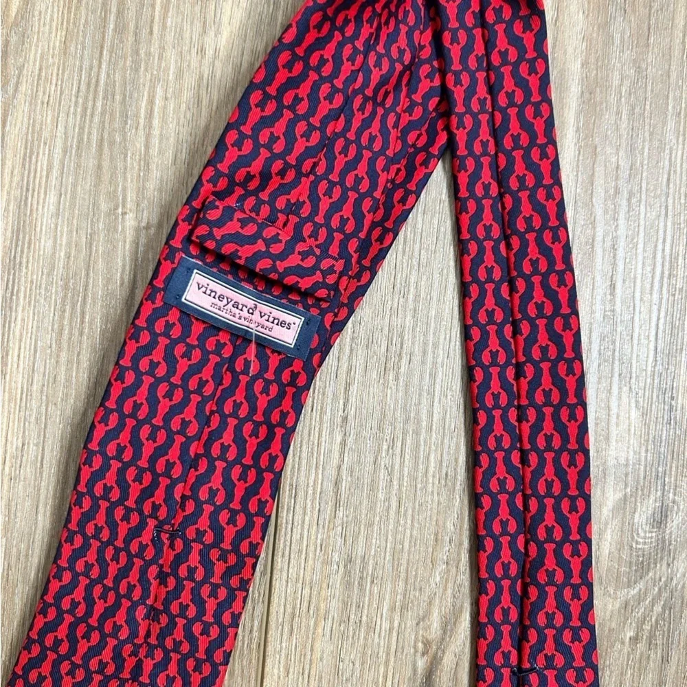 Vineyard Vines | Red and Navy Lobster Patterned Skinny Necktie